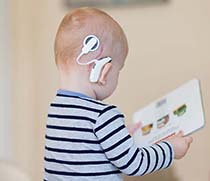 Kind mit Cochlea-Implantat